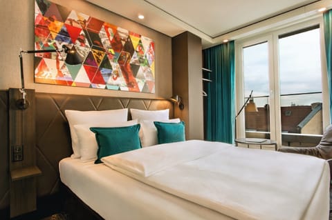 Standard Room, 1 King Bed | Hypo-allergenic bedding, in-room safe, desk, soundproofing
