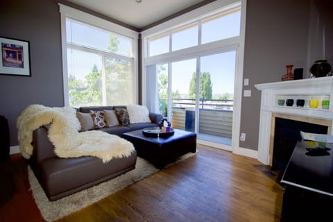 Deluxe House, 3 Bedrooms | Living room | Flat-screen TV, fireplace