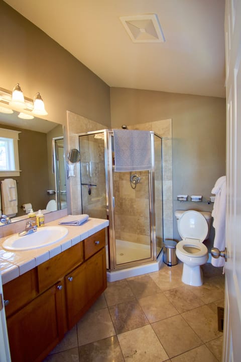 Deluxe House, 3 Bedrooms | Bathroom | Shower, free toiletries, hair dryer, towels