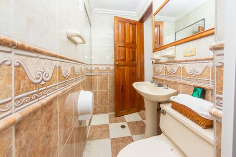 Double Room | Bathroom | Shower, towels