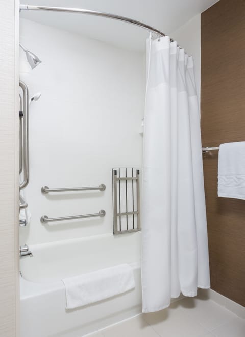 Executive Suite, 1 King Bed with Sofa bed | Bathroom | Combined shower/tub, hair dryer, towels