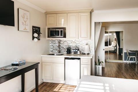 Junior Suite with Balcony | Private kitchen | Mini-fridge, microwave, coffee/tea maker, toaster