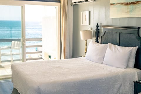 Queen Room with Ocean View | Premium bedding, Tempur-Pedic beds, blackout drapes, iron/ironing board