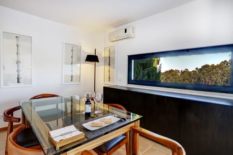 Deluxe Villa, 2 Bedrooms (Town House) | In-room dining