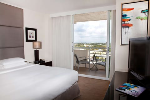 Suite, 1 King Bed, Balcony, City View | Premium bedding, in-room safe, desk, iron/ironing board