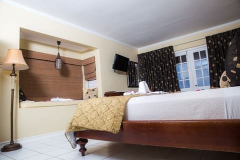 Junior Suite, 1 King Bed | In-room safe, desk, blackout drapes, iron/ironing board