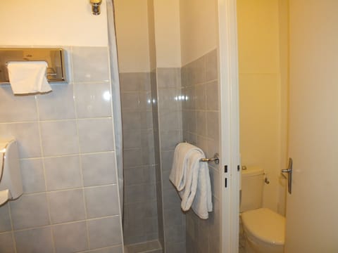 Standard Room, 1 Twin Bed, Non Smoking | Bathroom | Deep soaking tub, hydromassage showerhead, hair dryer, towels