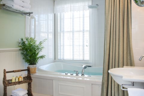 Luxury Room, 1 King Bed, Jetted Tub, Garden View | Bathroom | Designer toiletries, hair dryer, bathrobes, towels