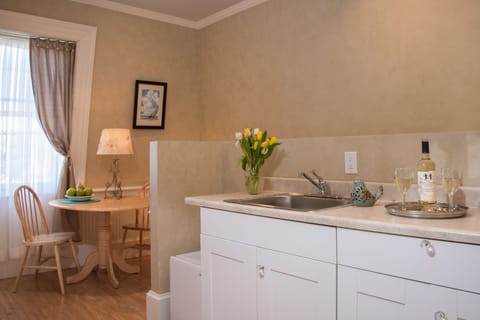 Luxury Suite, 1 Queen Bed, Fireplace, Garden View | Private kitchenette