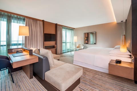 Executive Room, 1 Double Bed, Non Smoking | Premium bedding, minibar, in-room safe, desk