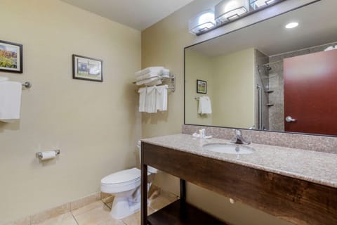 Suite, Non Smoking | Bathroom | Combined shower/tub, free toiletries, hair dryer, towels