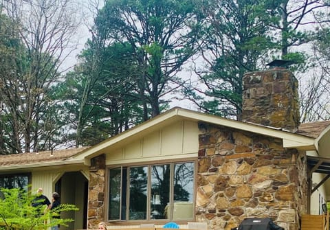 Rock House with beautiful lake views & easy walk to tennis, park and Cool Pool.