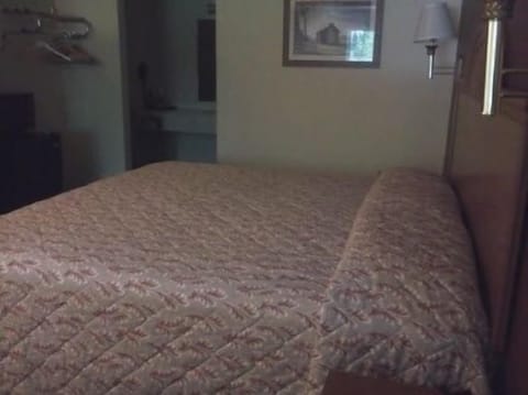 Classic Room, 1 King Bed, Non Smoking | Desk, iron/ironing board, free WiFi, alarm clocks