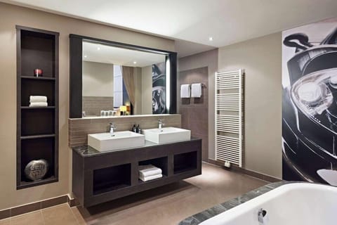 Deluxe Suite | Bathroom | Shower, hair dryer, towels, soap
