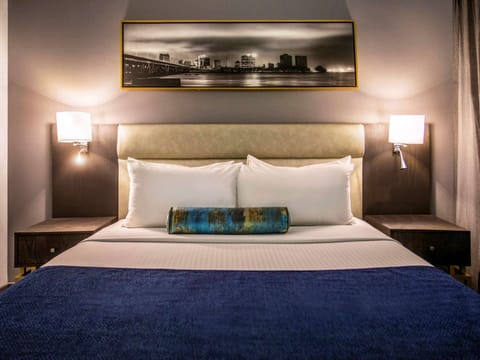 Standard Room, 1 Queen Bed | Premium bedding, minibar, in-room safe, desk