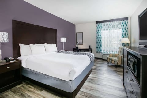 Room, 1 King Bed, Non Smoking | Premium bedding, in-room safe, desk, laptop workspace