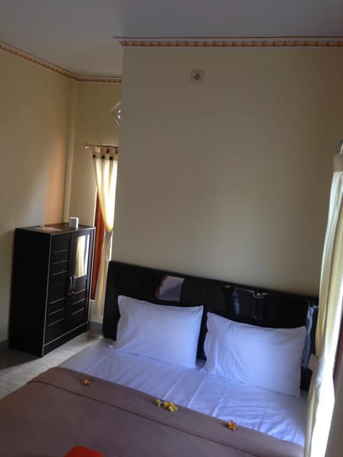 Basic Room, 1 Queen Bed | Desk, free WiFi