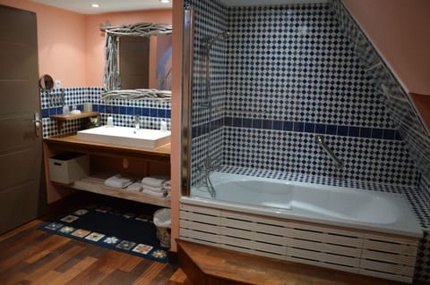 Deluxe Suite (Colza) | Bathroom | Shower, hair dryer, bathrobes, slippers