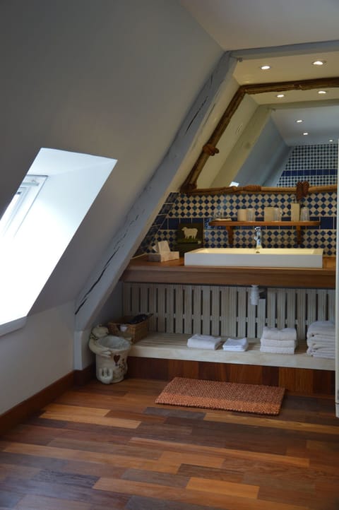 Suite (Orge) | Bathroom sink