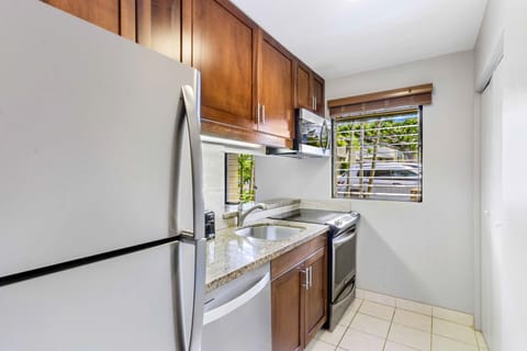 Studio Suite | Private kitchen | Fridge, microwave, dishwasher, coffee/tea maker