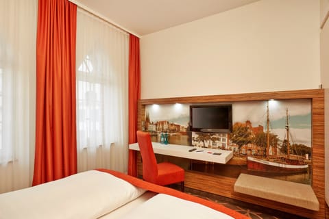 Comfort Double Room | In-room safe, desk, soundproofing, iron/ironing board