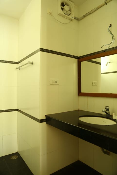 Premium Double Room, 1 Double Bed, Lake View | Bathroom shower