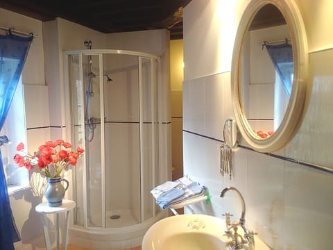 Comfort Double Room | Bathroom shower