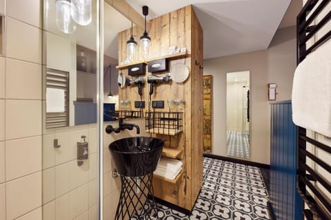 Rainfall showerhead, hair dryer, towels, soap