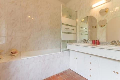 Bathtub, hair dryer, towels