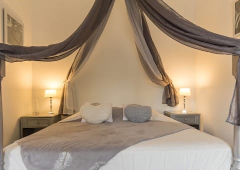 Double Room (Le Cygne) | Individually decorated, individually furnished, blackout drapes