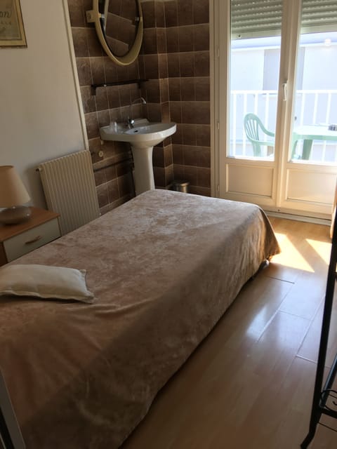 Single Room, 1 Bedroom, Smoking | Premium bedding, blackout drapes, free WiFi, bed sheets