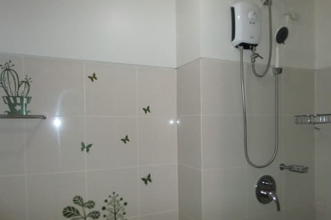Standard Condo, Lake View | Bathroom shower