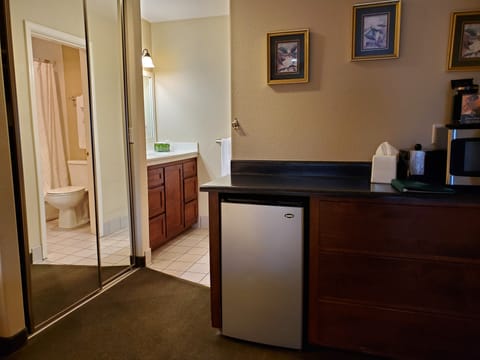 Comfort Single Room | Bathroom | Combined shower/tub, free toiletries, hair dryer, towels