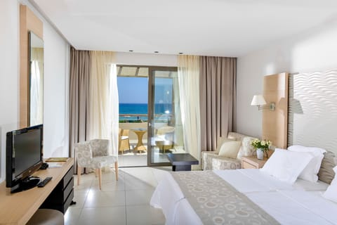 Double Room with Sea View | Minibar, in-room safe, desk, blackout drapes