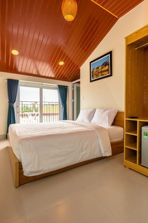 Loft Double Room, Balcony, City View | Living area | Flat-screen TV