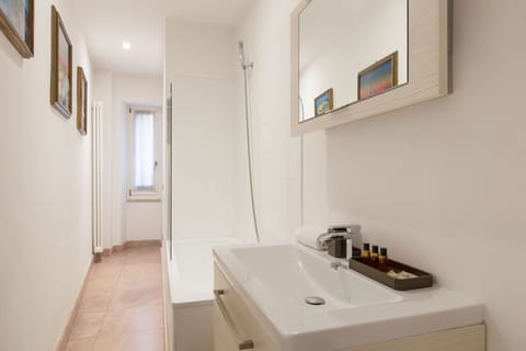 Apartment, 5 Bedrooms, Terrace, Annex Building | Bathroom | Shower, bidet, towels