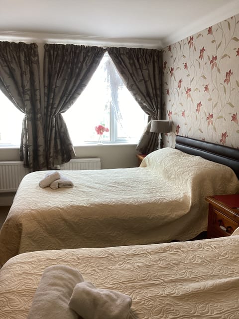 Standard Twin Room On First Floor | Desk, iron/ironing board, bed sheets