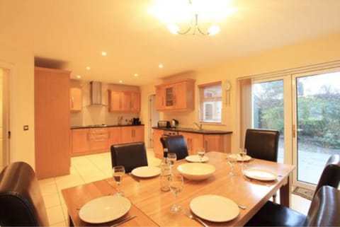 House, 3 Bedrooms | In-room dining