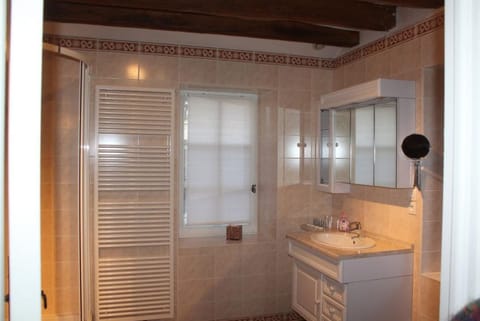 The Friends Room | Bathroom amenities | Shower, rainfall showerhead, towels