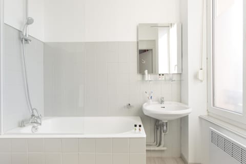 Superior Double Room | Bathroom | Free toiletries, hair dryer, towels