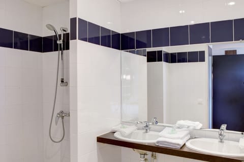 Standard Room, 1 Double Bed | Bathroom | Shower, rainfall showerhead, eco-friendly toiletries, hair dryer