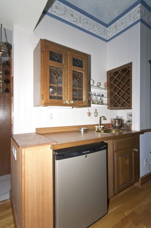 wet bar area in dining room