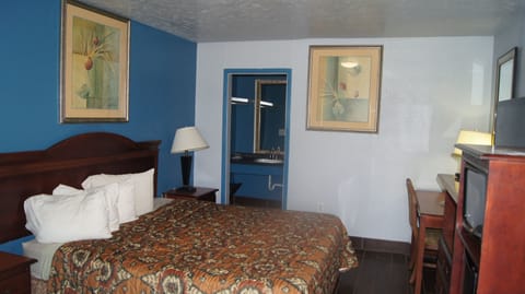 Standard Single Room, 1 King Bed | Desk, blackout drapes, free WiFi