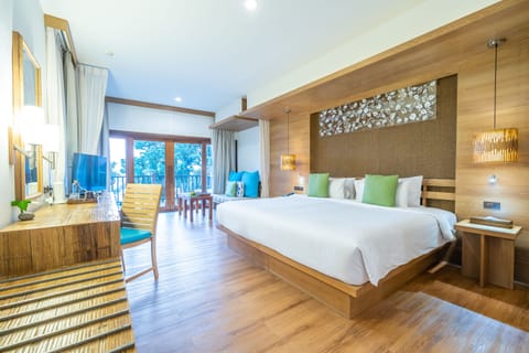 Premier Seaview | In-room safe, desk, free WiFi, bed sheets