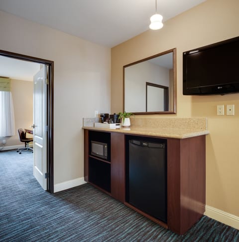 One Bedroom Signature Suite | Coffee and/or coffee maker