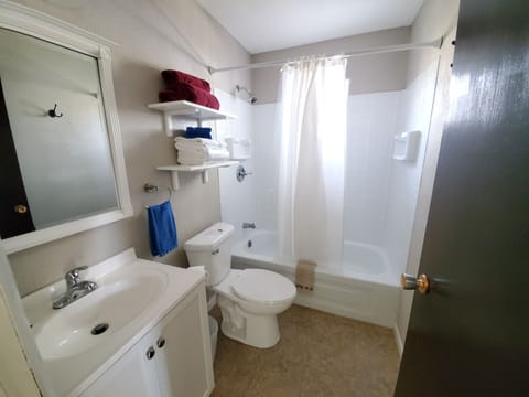 Lakefront Cabin-2 Bedroom/1 Bath (Small) | Bathroom | Free toiletries, hair dryer, towels