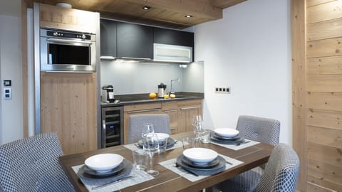 Apartment 2 rooms, 4 people | Private kitchen | Full-size fridge, microwave, oven, stovetop