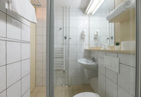 Classic Triple Room, Balcony | Bathroom | Free toiletries, hair dryer, towels