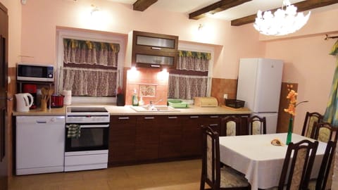 Apartment, 3 Bedrooms | Private kitchen | Full-size fridge, microwave, oven, stovetop
