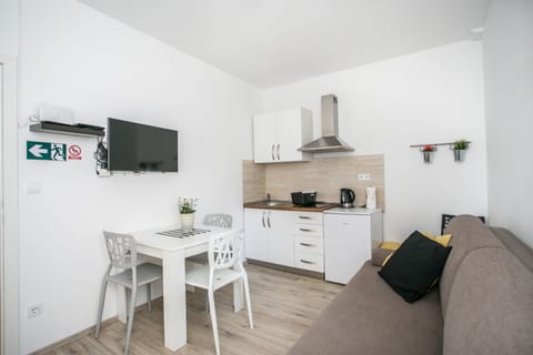 City Apartment, 1 Bedroom | In-room dining